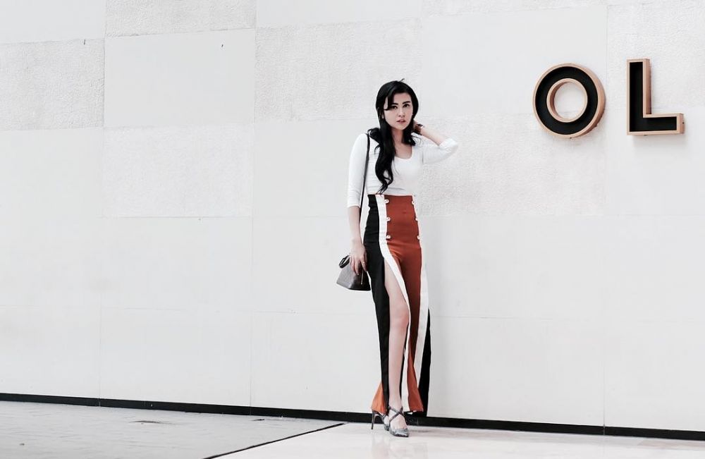 10 Gaya Vicy Melanie pakai busana belahan tinggi, memesona sekali