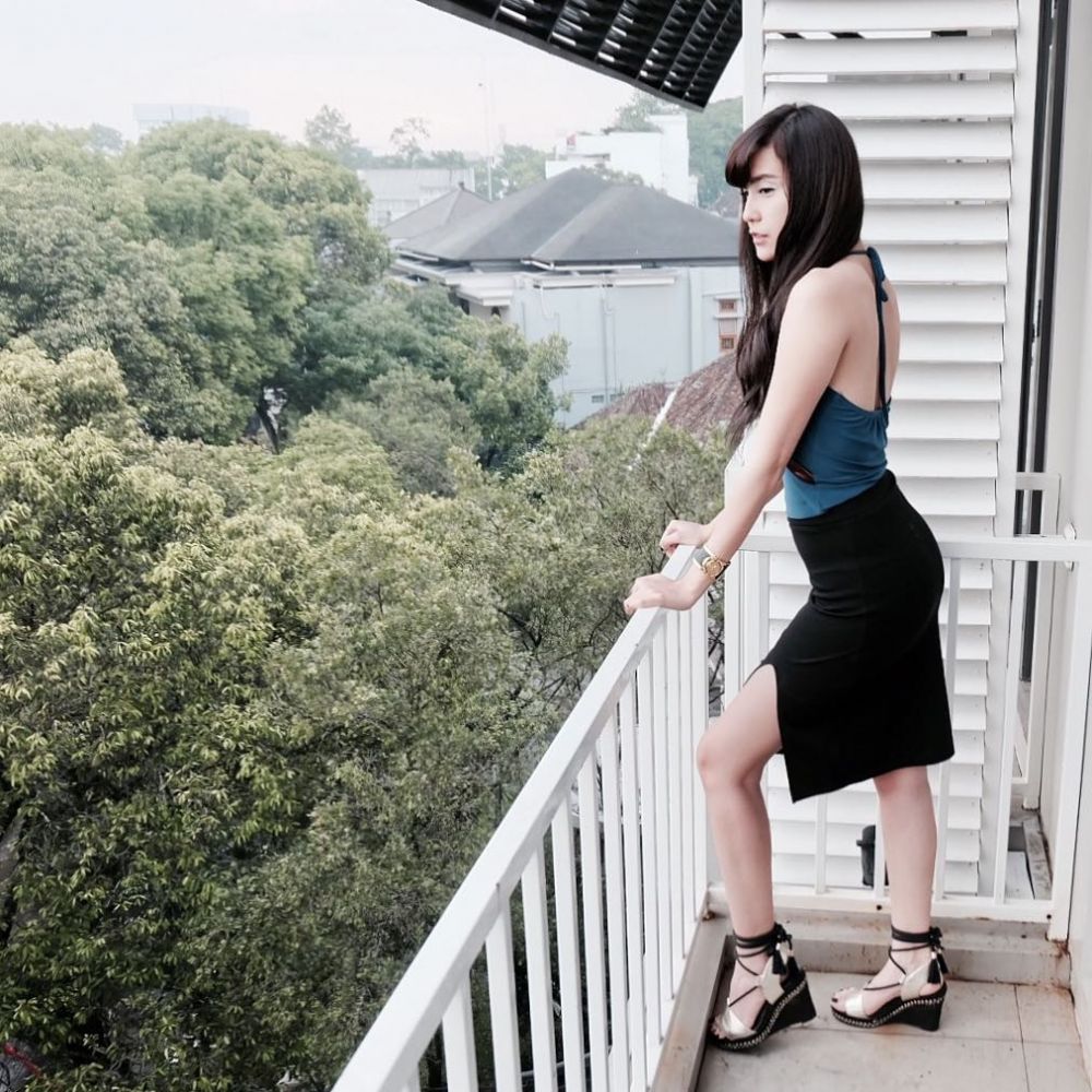 10 Gaya Vicy Melanie pakai busana belahan tinggi, memesona sekali