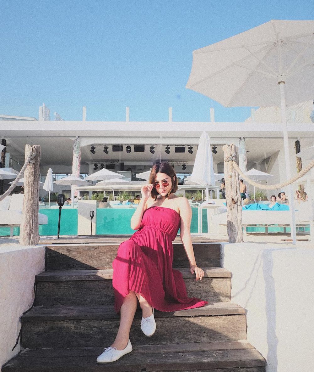 10 Gaya busana Selvi Kitty saat hamil, tetap stylish & memesona