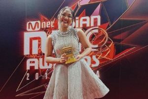 8 Momen Marion Jola pakai boots tinggi, manggung sampai liburan