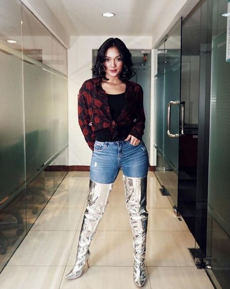 8 Momen Marion Jola pakai boots tinggi, manggung sampai liburan