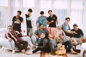 7 Foto Irish Bella-Ammar Zoni bareng keluarga besar, kompak abis