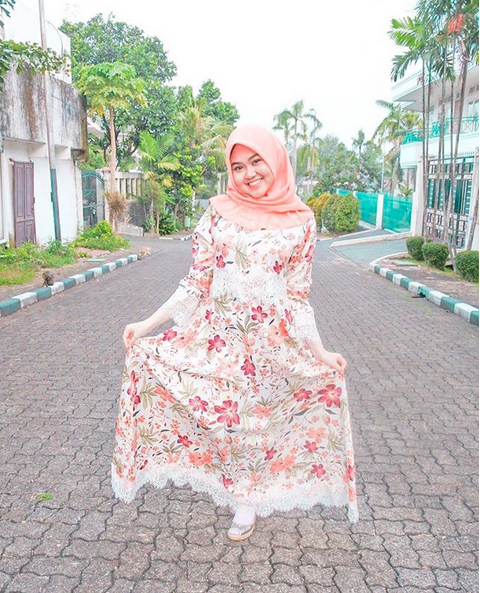 5 Potret Indy saat berhijab, Youtubers yang kisah cintanya viral