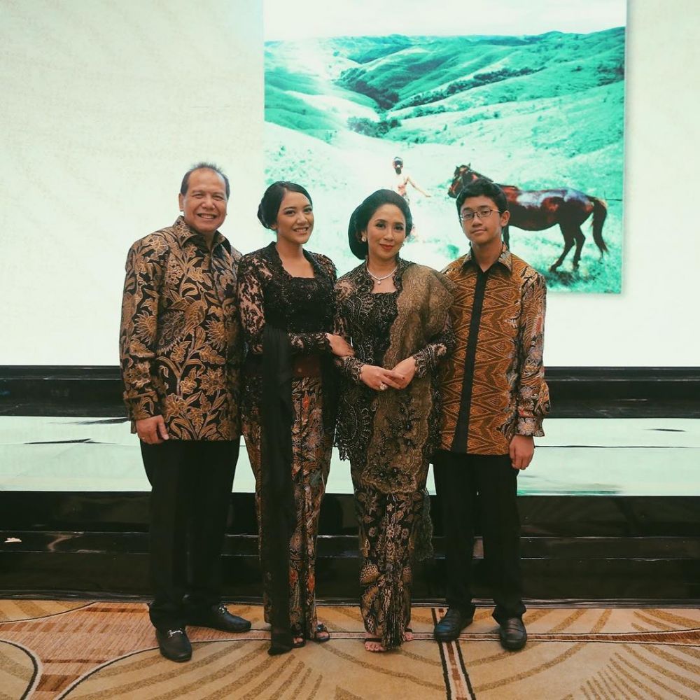 8 Gaya Putri Tanjung berkebaya, anak bos CT Corp yang memesona