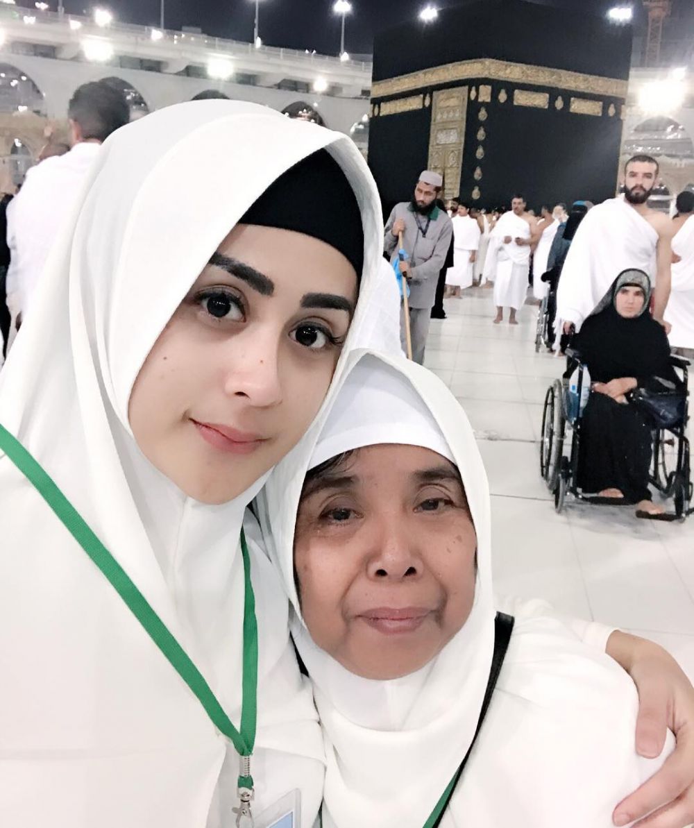 Tak melulu seksi, ini 8 potret Selvi Kitty saat berhijab