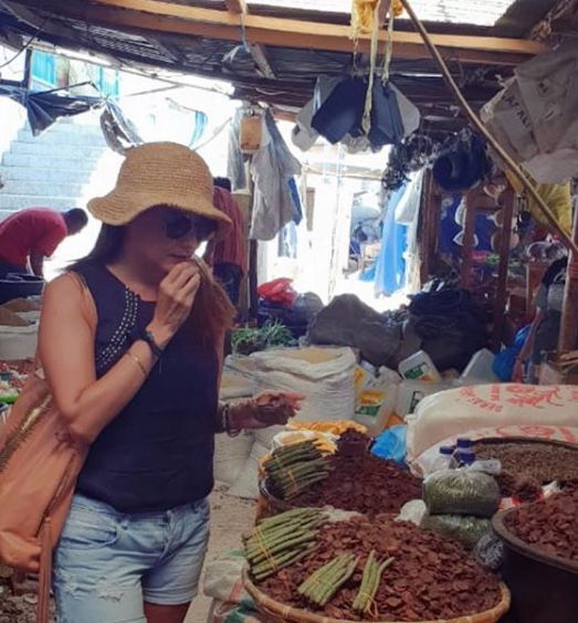 7 Outfit Tamara Bleszynski belanja di pasar, tetap cetar