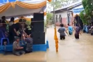 Momen warga joget dangdut di tengah genangan banjir, tetap asyik