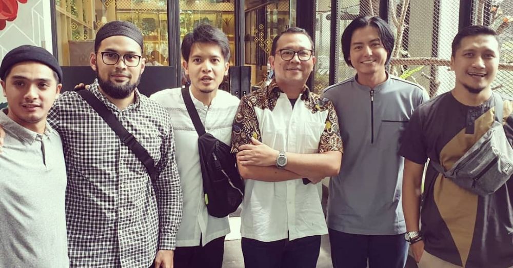 9 Potret Roger Danuarta pakai koko dan songkok
