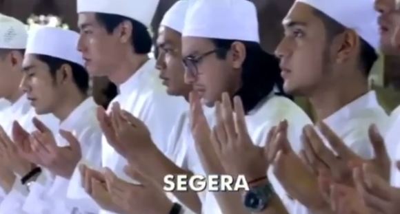 9 Potret Roger Danuarta pakai koko dan songkok