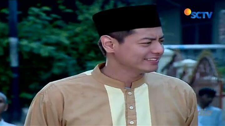 9 Potret Roger Danuarta pakai koko dan songkok