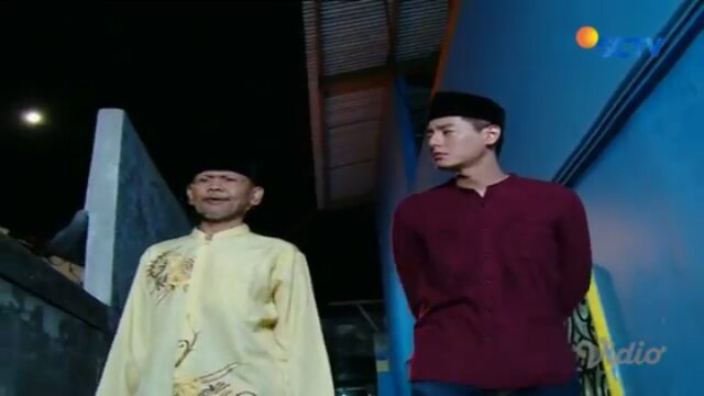 9 Potret Roger Danuarta pakai koko dan songkok