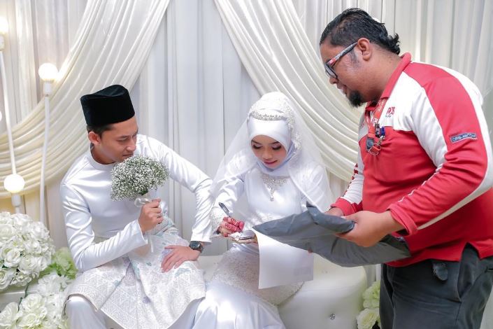 Viral pengantin tanda tangan kiriman paket saat resepsi pernikahan