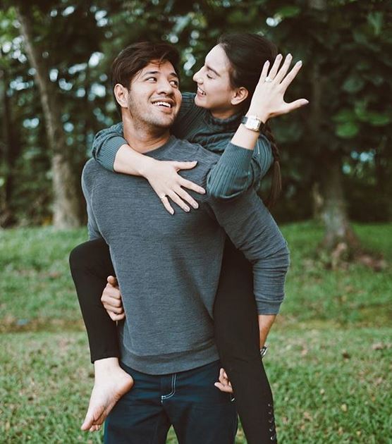 5 Potret Irish Bella-Ammar Zoni gendong-gendongan, romantis abis