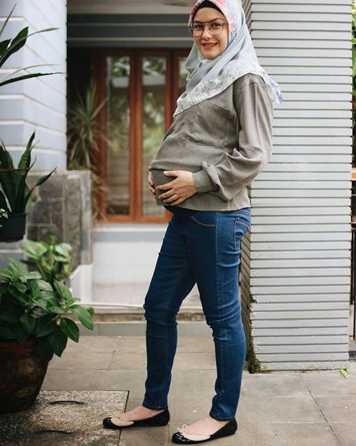 8 Seleb ini dandan pakai  celana  jeans  saat  hamil  tetap 