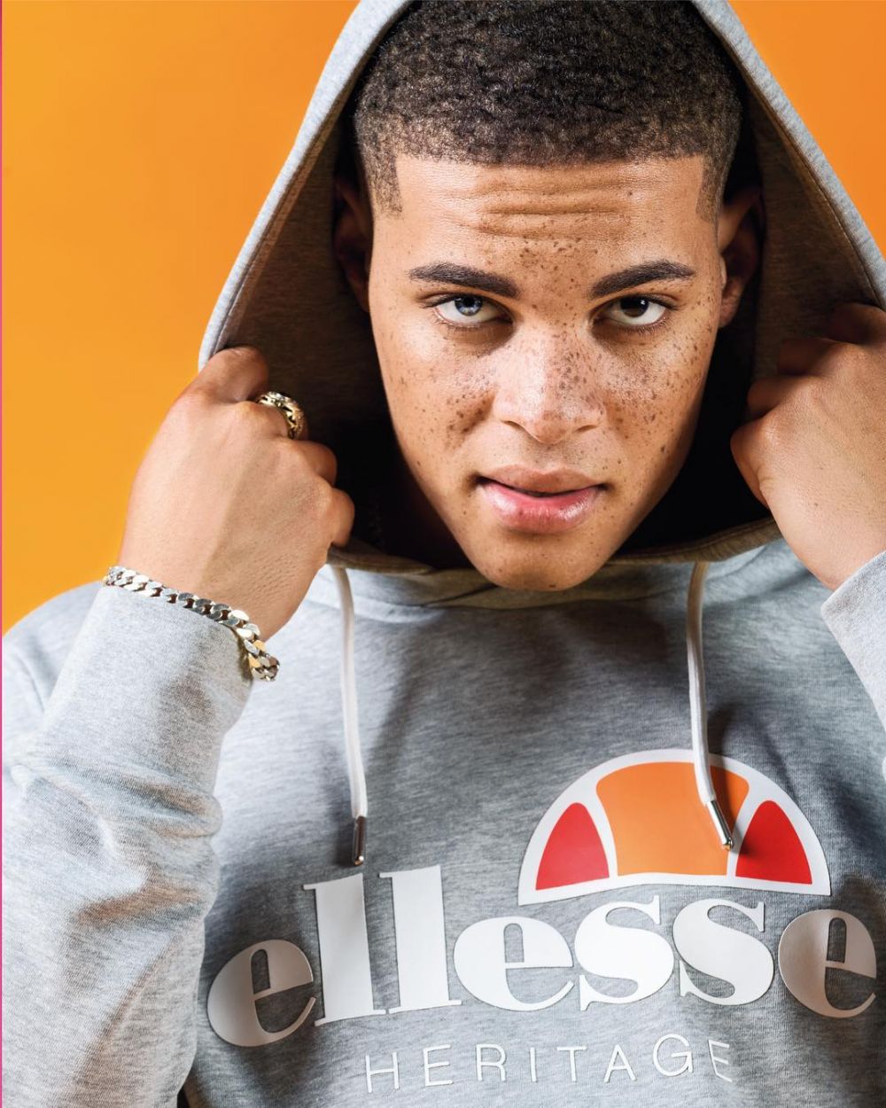 10 Cowok dengan fisik unik, justru bikin ganteng