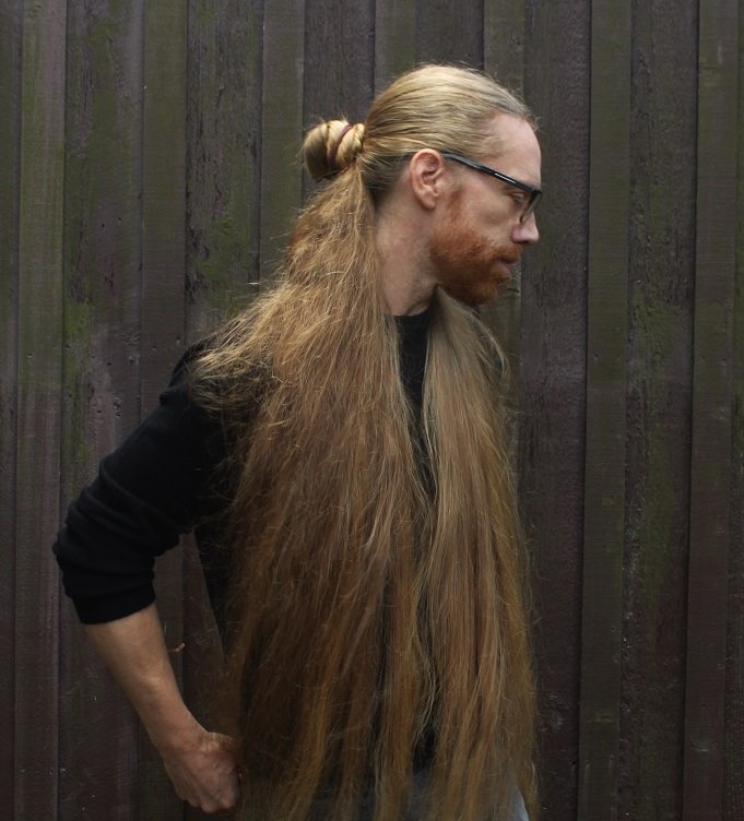 10 Cowok dengan fisik unik, justru bikin ganteng