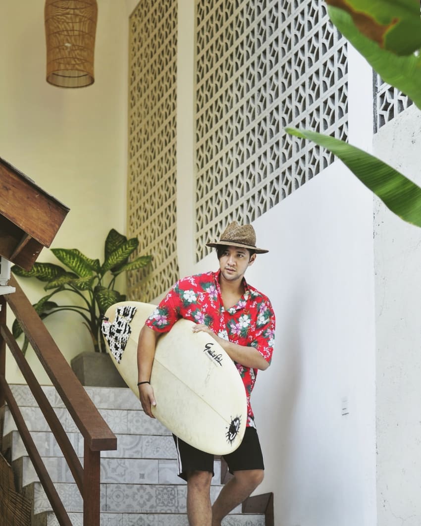 10 Gaya fashion Ammar Zoni saat liburan, inspirasi cowok petualang