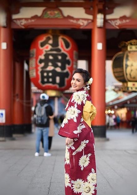9 Potret liburan Yuni Shara di Jepang, cantik dengan kimono