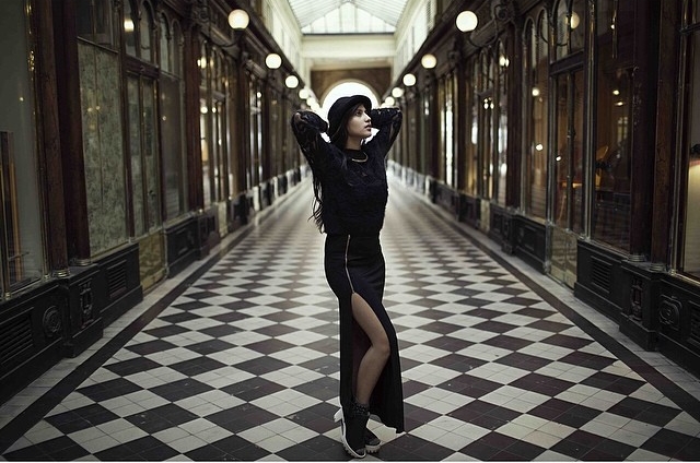 9 Pesona Pevita Pearce ketika memakai busana berbelahan tinggi