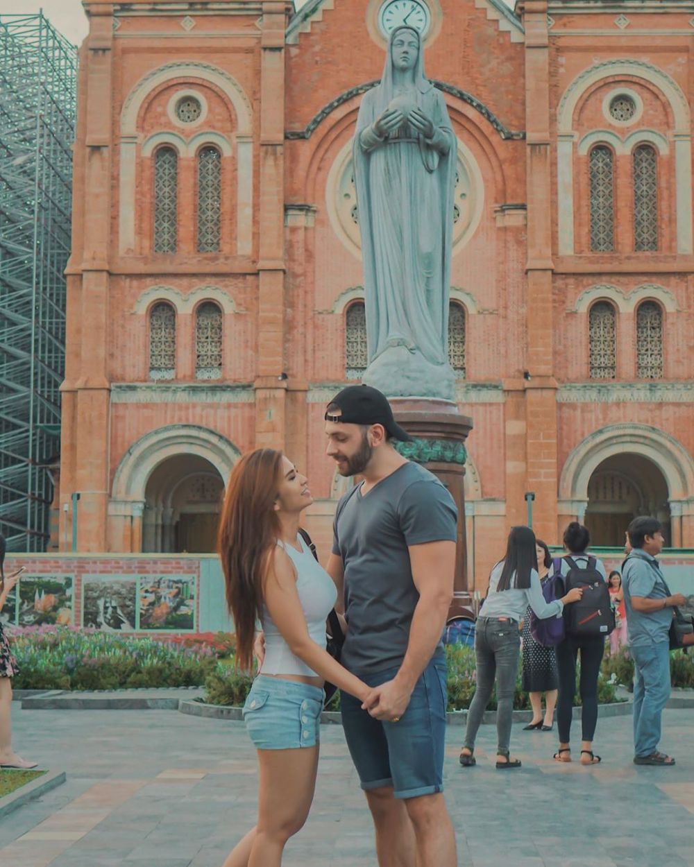 10 Momen kebersamaan Maria Vania dan pacar bulenya, mesra abis