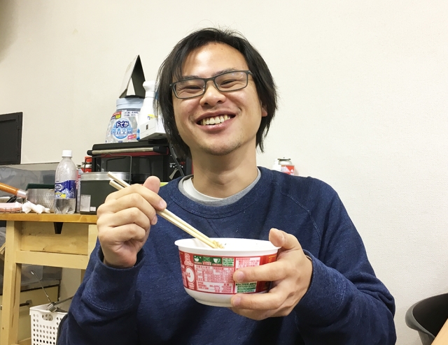 Unik dan menyegarkan, mi instan ini diseduh pakai air teh