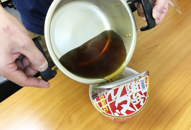 Unik dan menyegarkan, mi instan ini diseduh pakai air teh