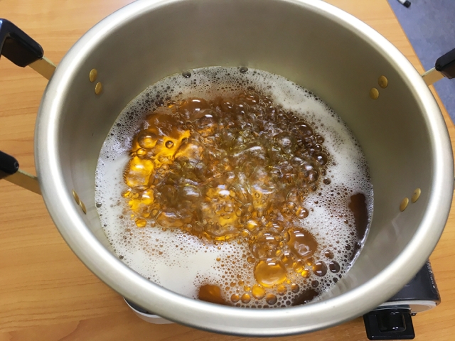 Unik dan menyegarkan, mi instan ini diseduh pakai air teh