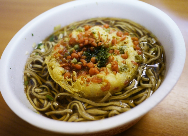 Unik dan menyegarkan, mi instan ini diseduh pakai air teh