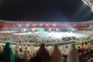 Momen peserta Harlah ke-73 Muslimat NU salat di tengah hujan