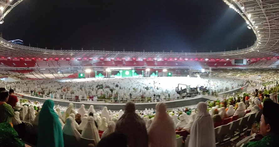 Momen peserta Harlah ke-73 Muslimat NU salat di tengah hujan