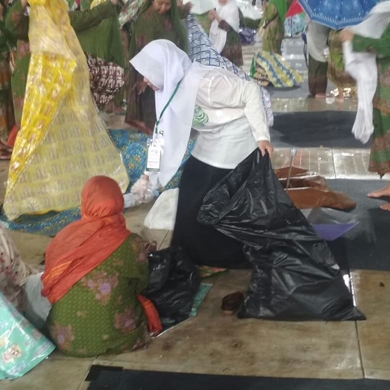 10 Aksi pasukan semut bersihkan sampah di Harlah ke-73 Muslimat NU
