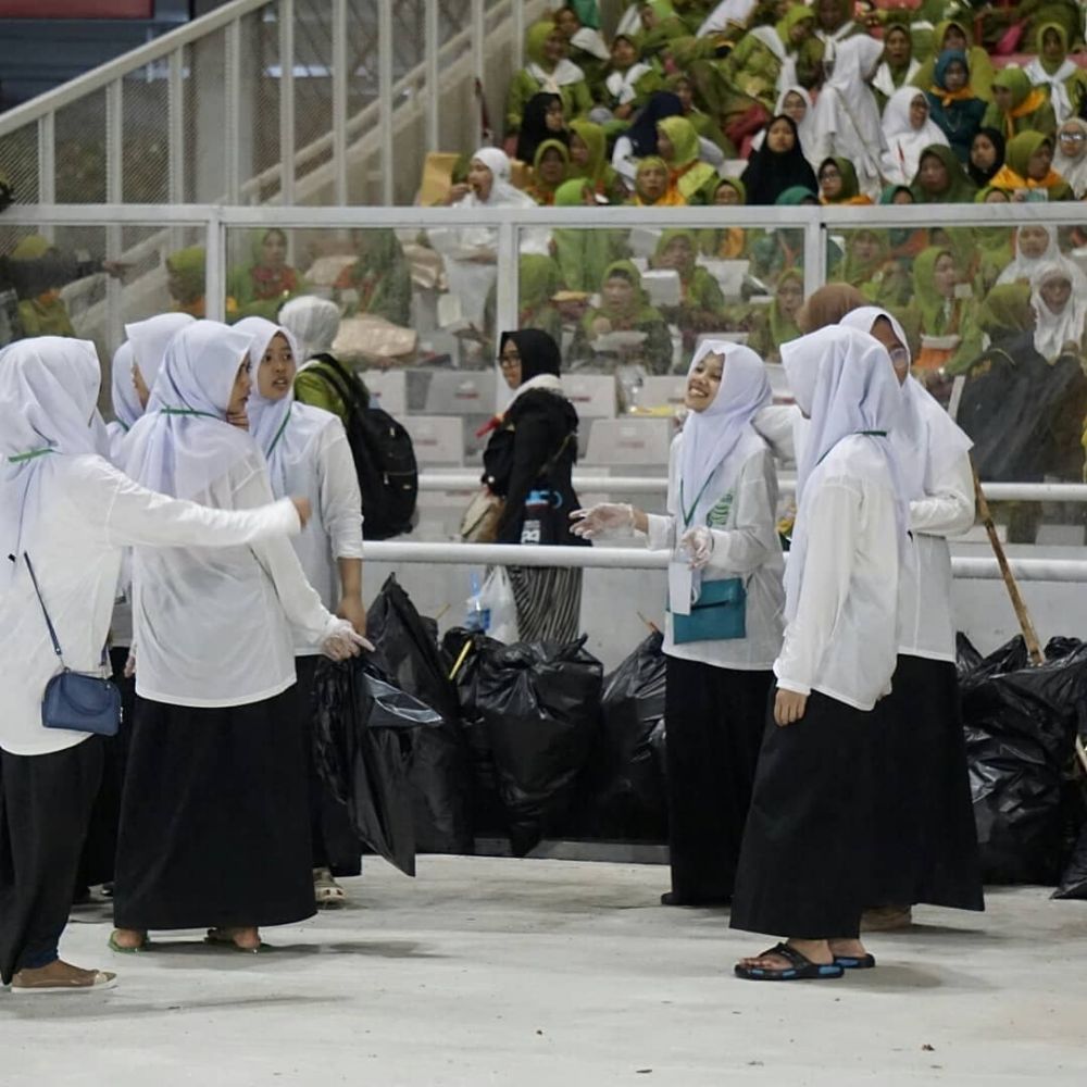 10 Aksi pasukan semut bersihkan sampah di Harlah ke-73 Muslimat NU