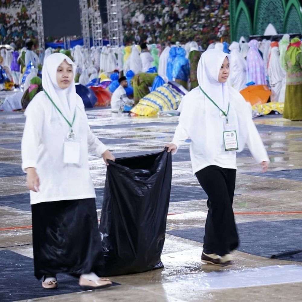 10 Aksi pasukan semut bersihkan sampah di Harlah ke-73 Muslimat NU