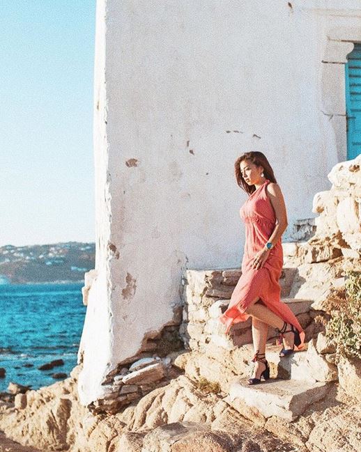 6 Foto Nikita Willy pakai gaun belahan tinggi, bikin susah kedip