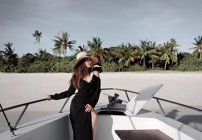 6 Foto Nikita Willy pakai gaun belahan tinggi, bikin susah kedip