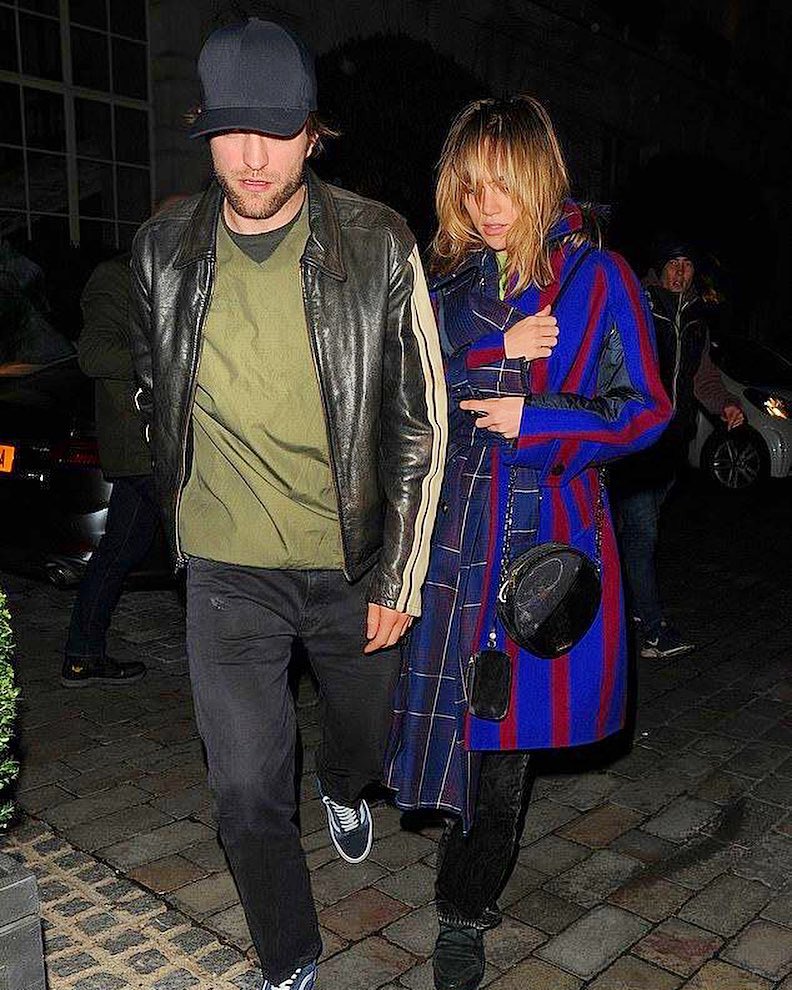 10 Foto mesra Robert Pattinson & Suki Waterhouse, bikin baper