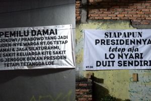 Spanduk pemilu damai ini kocak, sakit yang jenguk bukan presiden