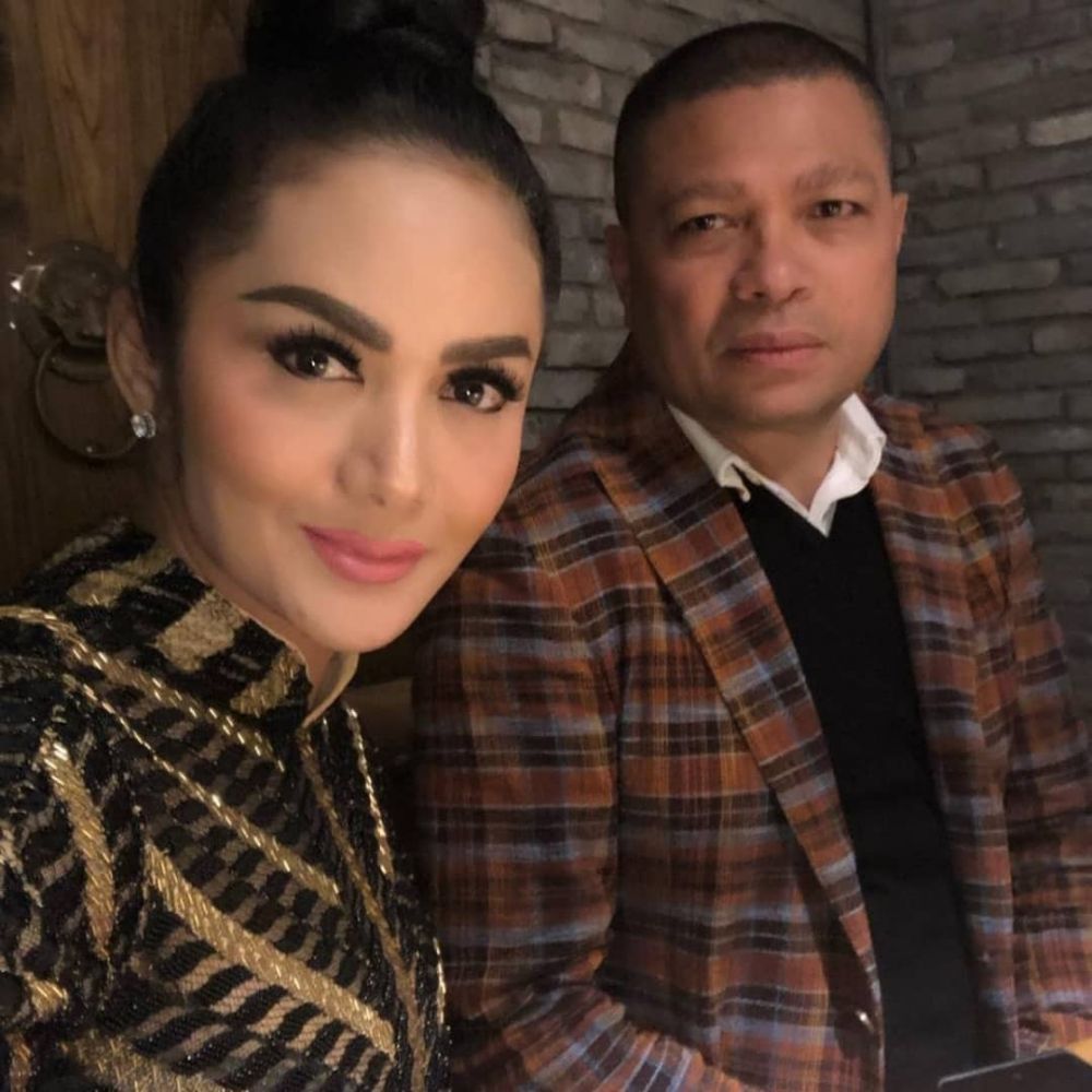 11 Momen Krisdayanti temani suami di Shanghai, tampilannya cetar