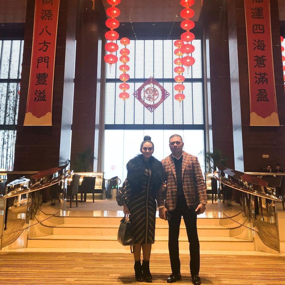 11 Momen Krisdayanti temani suami di Shanghai, tampilannya cetar