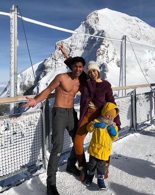 10 Momen Jedar & pacar liburan di gunung es, berani buka baju