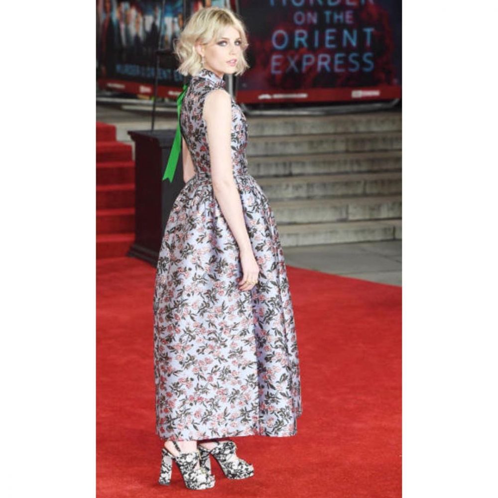 11 Pesona Lucy Boynton, pencuri hati Rami Malek yang memesona