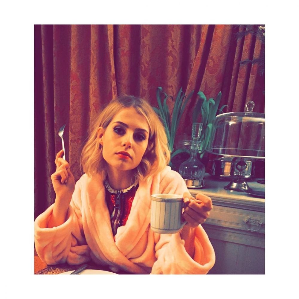 11 Pesona Lucy Boynton, pencuri hati Rami Malek yang memesona