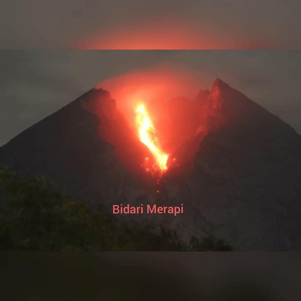 10 Potret guguran lava pijar Merapi, sebabkan hujan abu di Boyolali