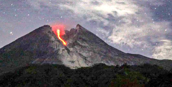 10 Potret guguran lava pijar Merapi, sebabkan hujan abu di Boyolali