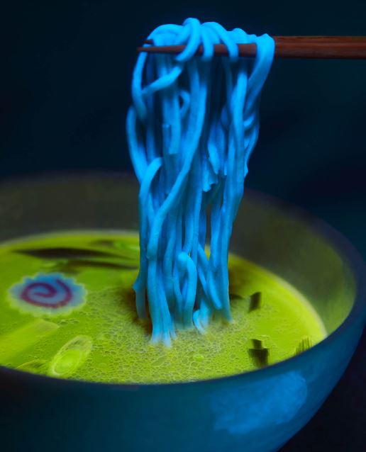 Restoran ini sajikan ramen glow in the dark, unik banget