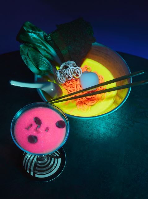 Restoran ini sajikan ramen glow in the dark, unik banget