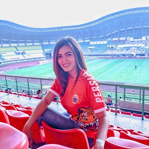 12 Potret Jessie Amalia mengenakan jersey, Jak Angel yang memesona