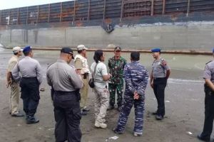 Kapal tongkang tanpa awak terdampar di pantai makam Syekh Maulana