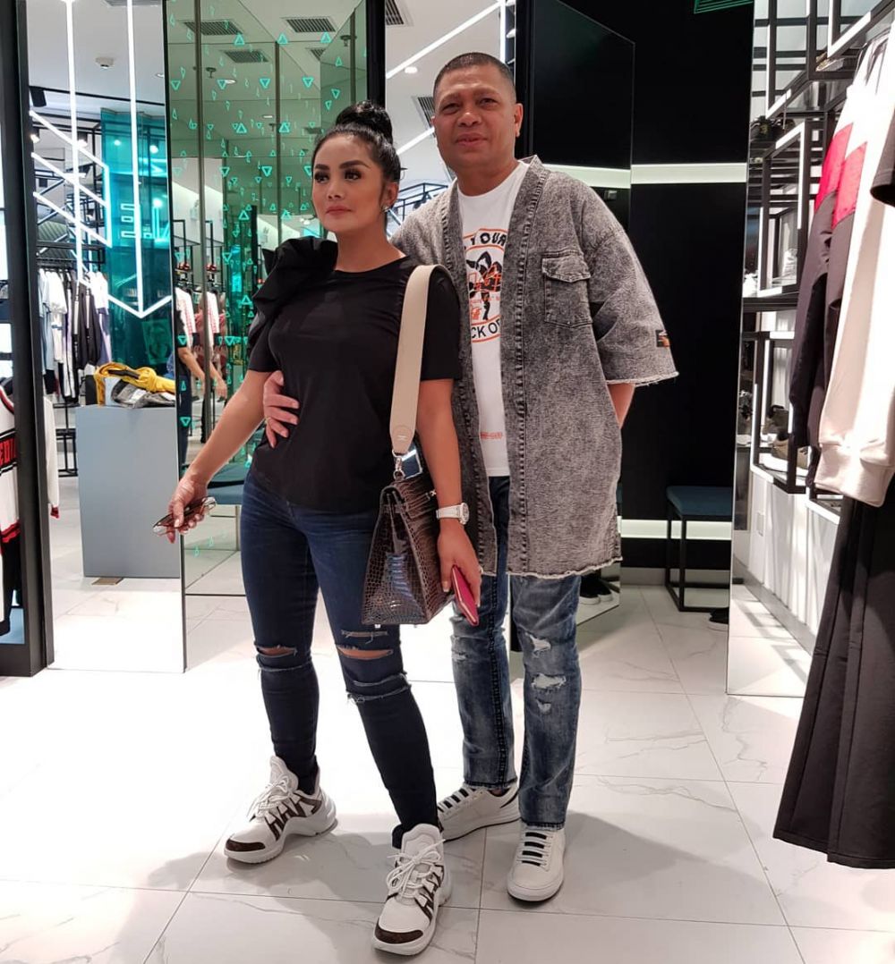 13 Momen Krisdayanti-Raul mesra di tempat umum, pernah dihujat