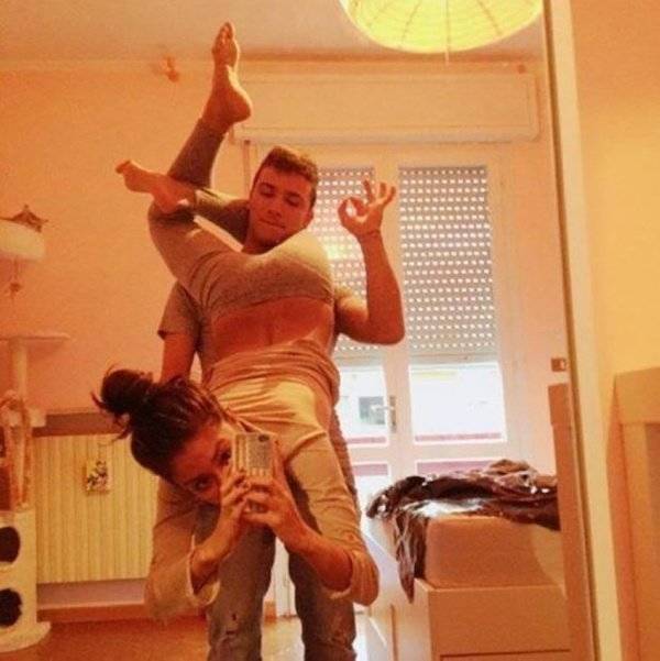 11 Pose absurd saat selfie ini bikin gagal paham